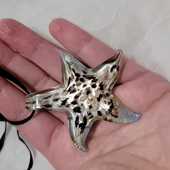 Hand blown glass starfish necklace - Picture 3 of 4